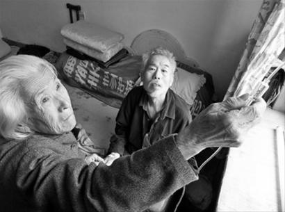 　　李功捷在家里打著點(diǎn)滴，已經(jīng)80歲的母親李淑芳說，就算是到了100歲也要照顧好這個(gè)兒子。 記者 王迪 攝