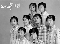 1979年10月，這一次，變化悄悄顯現(xiàn)，有人燙起了新潮的發(fā)型，梳起了卷卷的劉海。
