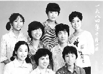 　1984年10月1日，不知是不是短發(fā)流行，女孩們形象大變，8個人中有6個剪短了頭發(fā)。