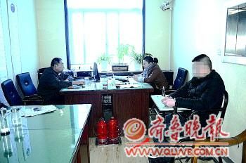 警方訊問(wèn)犯罪嫌疑人。