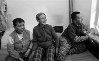 　吳淑貞老人(中)和兒子古金成(右)、女兒古敏在一起，她說(shuō)：“媽活著有一口氣，就不能放棄你們！ ” 記者 孫振芳 攝