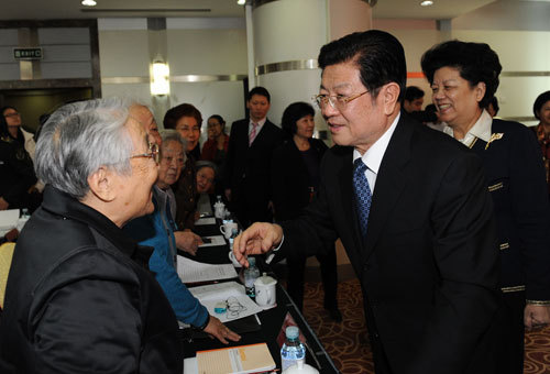 王兆國(guó)、陳至立與出席會(huì)議的全國(guó)婦聯(lián)老領(lǐng)導(dǎo)親切交談。記者徐建軍攝
