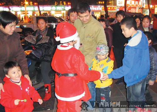小嘉璐正在街上派送禮物。 記者 趙敏攝