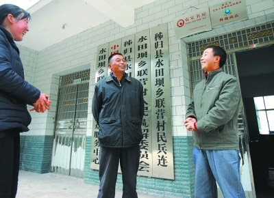  張義波(右)和村主任等村干部商談工作。
