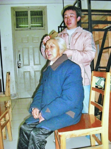 張義波給外婆梳頭。 