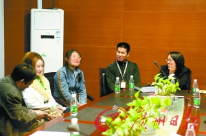 母親6年前刀割女兒雙耳被判刑6年后互相寬?。▓D）