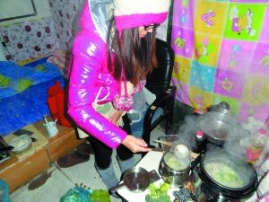 丁根秀在租住地為男友弄飯。