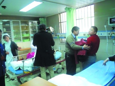 到了醫(yī)院，兩位司機還緊緊抱著男嬰
