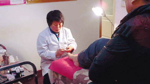 李子娟給空巢老人免費(fèi)修腳,一干就是11年 李子娟給空巢老人免費(fèi)修腳,一干就是11年