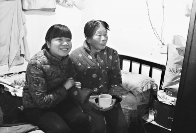將滿(mǎn)18歲的成妮一直沒(méi)有戶(hù)口，現(xiàn)與身患老年癡呆的姑媽相依為命。記者劉斌 攝 