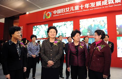  3月6日，中共中央政治局委員、國務(wù)委員劉延?xùn)|在北京出席“中國婦女兒童十年發(fā)展成就展”開幕式并參觀展覽。新華社記者 謝環(huán)馳 攝 