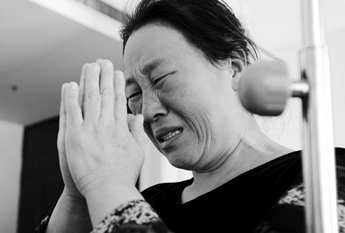 小桂兵媽媽雙手合十祈禱 小桂兵媽媽雙手合十祈禱