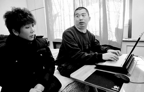 楊兵(右)想找份和電腦有關(guān)的工作 李雙琦攝 楊兵(右)想找份和電腦有關(guān)的工作 李雙琦攝