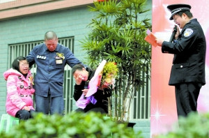 昨日，墊江監(jiān)獄，服刑人員王盛強與身患尿毒癥的女兒小梅及家人見面，痛哭失聲。監(jiān)獄長胡鑫念出給小梅的回信。(記者 王海 攝)