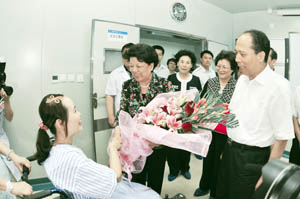 圖為7月3日，陳至立看望最美女教師張麗莉。(謝景剛/攝)