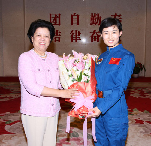 7月30日全國人大常委會副委員長、全國婦聯(lián)主席陳至立接見航天員劉洋 秦憲安攝