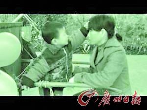 學(xué)生拍的視頻中，濤濤為媽媽擦汗。