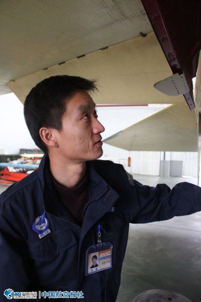 中國(guó)“航母style”第一人，中航工業(yè)試飛中心飛行部機(jī)務(wù)二大隊(duì)黨支部副書(shū)記兼副大隊(duì)長(zhǎng)沈意。