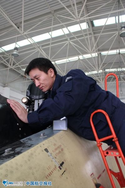 中國(guó)“航母style”第一人，中航工業(yè)試飛中心飛行部機(jī)務(wù)二大隊(duì)黨支部副書(shū)記兼副大隊(duì)長(zhǎng)沈意。