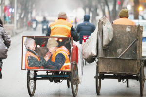 　■三輪車后邊的這幅照片感動了眾多網友，這對環(huán)衛(wèi)工老兩口已經相伴走過了50年。 　
