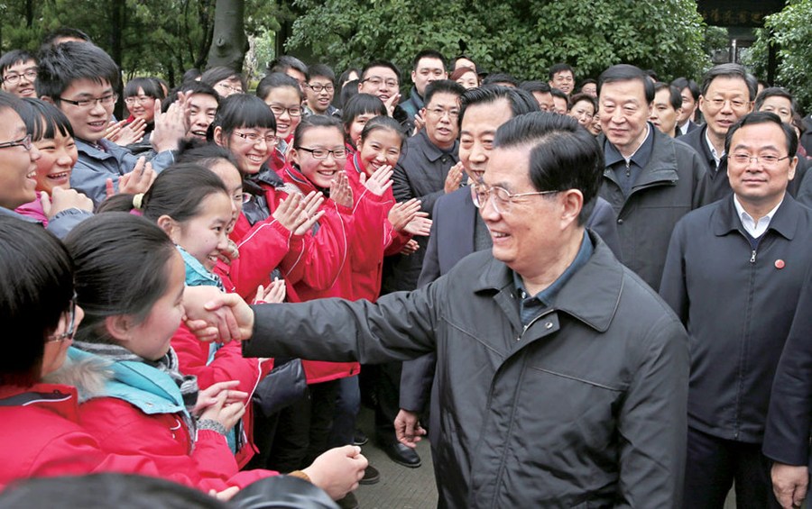 胡錦濤34年后回鄉(xiāng)不封路 市民夾道歡迎