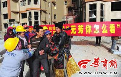 昨日，農(nóng)民工們拉著勞務(wù)公司經(jīng)理要錢，經(jīng)理說是甲方一直沒有支付進度款項，他也討要了多次 本報記者葉原攝