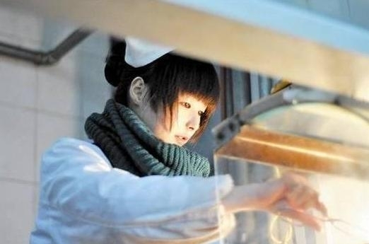 華中師大東二食堂的一名22歲女服務(wù)員則因外貌清純似10余歲的少女，周邊高校大學(xué)生稱為“華師萌廚娘”。
