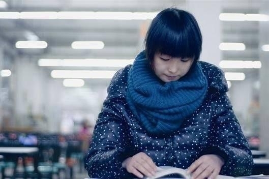 空閑時(shí)間，易丹喜歡靜靜地看書。