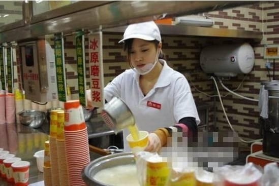 華中科技大學(xué)武昌分校的貼吧中，關(guān)于該校西區(qū)食堂一樓豆?jié){店的一位女店員的討論帖十分火爆，學(xué)子稱她“比豆?jié){還白”“極品妹子”，甚至贊她是“豆?jié){西施”，清純程度不亞于“奶茶妹妹”。