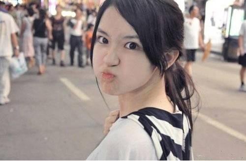 自稱(chēng)“廈門(mén)外國(guó)語(yǔ)學(xué)院?；ā钡呐绥嫱瑢W(xué)，直接打出了“用其可愛(ài)清麗的容貌氣質(zhì)挑戰(zhàn)奶茶妹妹”的口號(hào)，一時(shí)間，這一組所謂的“廈門(mén)外國(guó)語(yǔ)學(xué)院?；ㄅ绥妗钡恼掌诰W(wǎng)絡(luò)躥紅，許多微博轉(zhuǎn)載，引發(fā)了眾多網(wǎng)友的圍觀與熱議。