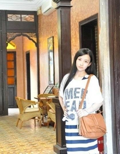 自稱“廈門外國語學院?；ā钡呐绥嫱瑢W，直接打出了“用其可愛清麗的容貌氣質(zhì)挑戰(zhàn)奶茶妹妹”的口號，一時間，這一組所謂的“廈門外國語學院校花潘珂”的照片在網(wǎng)絡躥紅，許多微博轉載，引發(fā)了眾多網(wǎng)友的圍觀與熱議。
