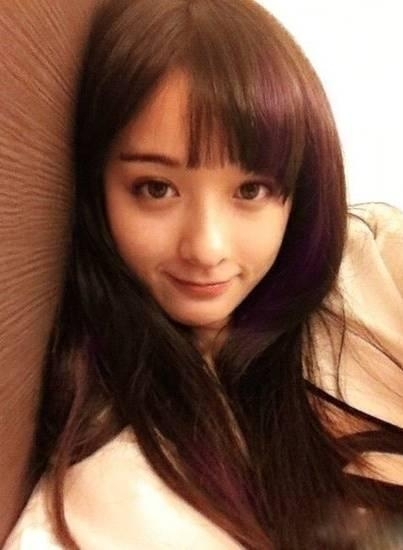 成都大學(xué)?；?，人人上一組照片被網(wǎng)友瘋傳走紅網(wǎng)絡(luò)，繼后參加快樂女聲，麥克達(dá)人甜蜜派歌唱比賽，2009年快樂女聲四川直通區(qū)50強(qiáng)。被著名音樂人朱樺譽(yù)為：“弱小身軀，卻又有令人動(dòng)容的唱功”公主小環(huán)的女歌手。