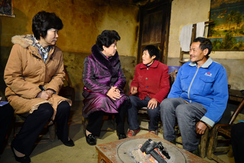 1月16日，全國(guó)人大常委會(huì)副委員長(zhǎng)、全國(guó)婦聯(lián)主席陳至立，全國(guó)婦聯(lián)副主席、書(shū)記處書(shū)記陳秀榕來(lái)到湖北恩施三岔鄉(xiāng)三元壩村，看望慰問(wèn)貧困婦女李菊玲一家，詳細(xì)了解其生產(chǎn)、生活情況。(楊慧峰/攝)