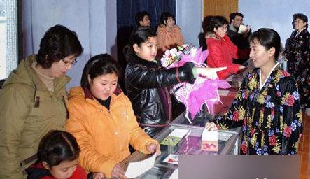 為了賺取外匯，朝鮮正積極吸引游客。萬(wàn)景臺(tái)少年宮是培養(yǎng)才華突出的學(xué)生的地方。這里的學(xué)生接連不斷地為參觀者演出，其中海外游客占到觀眾的一半。少年宮前的廣場(chǎng)上，旅游車排成長(zhǎng)隊(duì)。
