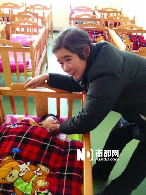   ●1月24日，周鳳桂到南陽市兒童福利院看望被領(lǐng)走的病殘兒。