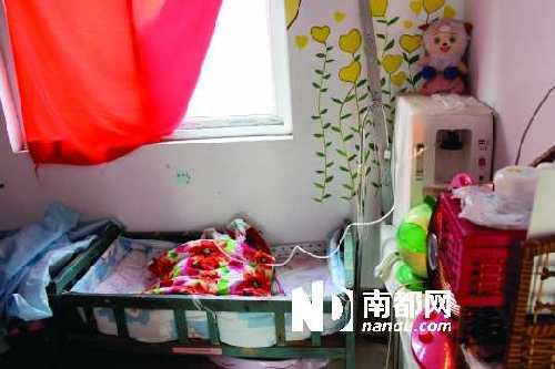  ●平頂山“愛之家”孤兒收養(yǎng)點(diǎn)，一名先天肺發(fā)育不良的男嬰正在吸氧。負(fù)責(zé)人朱智紅一直擔(dān)心這里