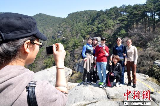 3月8日，廬山陽光明媚，春意盎然，該山連續(xù)十年在“三八國際婦女節(jié)”對女性游客免費。　李忠東　攝