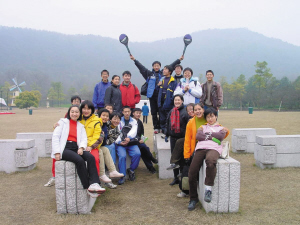 　　高一時，全班去太子灣公園玩。右二穿著黃色衣服的是張京。左上中間穿著黑衣服的女孩是也進了外交部的趙婷，圍紅色格子圍巾的是胡躍波老師。圖片由胡躍波老師提供src=