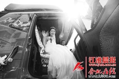 看著獨特的婚禮，新娘的笑容很燦爛。