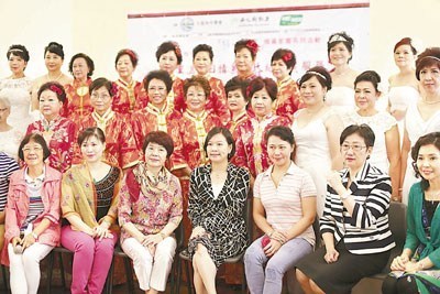 梁美芬見證了20多對結(jié)婚25年或以上的老夫老妻再披禮服。 香港文匯報記者鄭治祖 攝