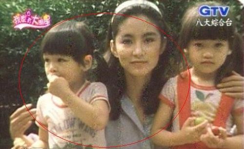 青霞手里抱著兩個(gè)小女孩，而左手邊那個(gè)4歲的小女孩就是徐若瑄。圖／翻攝網(wǎng)絡(luò)