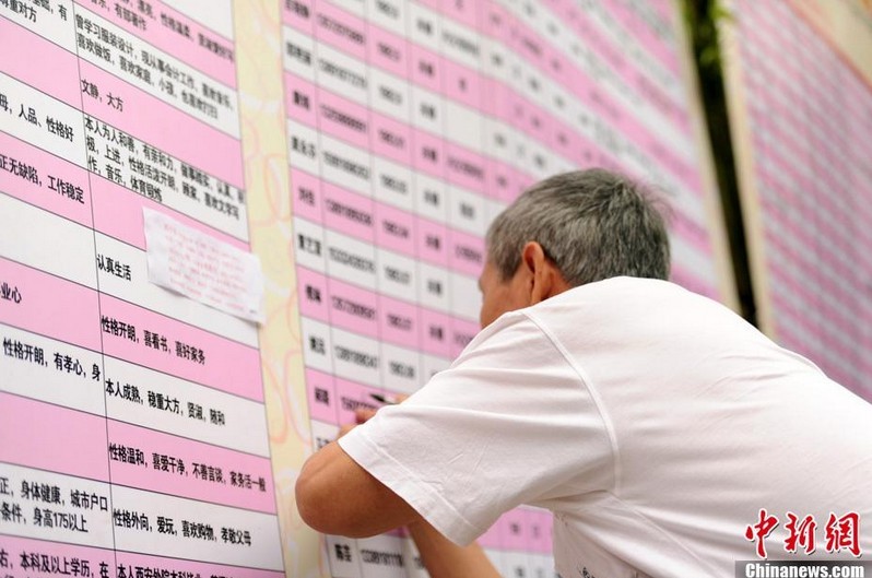 市場化，讓待婚青年的信息，在公開環(huán)境赤裸裸地被挑選、評(píng)判。目前，上海人民公園“生意紅火”，每周末的家長都超過500人。在杭州的萬松書院、黃龍洞公園相親會(huì)上，相親者也摩肩接踵。一位媽媽說，相親角里有一個(gè)潛在的市場價(jià)格。男的必須要有兩室一廳、最好位于市中心；不能和父母住在一起；房產(chǎn)名字必須是本人；工資每月8000元以上。只有具備了這些條件，才能到人民公園來找女朋友。