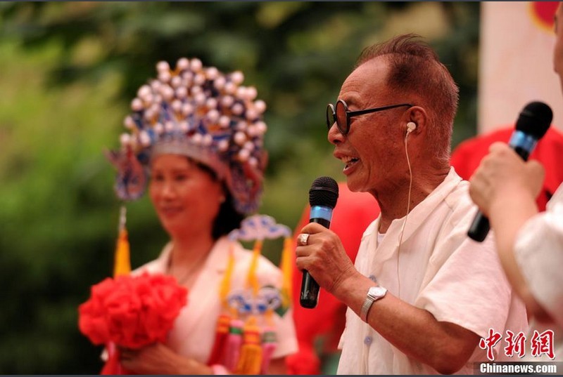 那么，“不肯吃虧”的相親角就是丑惡的嗎？實(shí)際上，相親角的擇偶標(biāo)準(zhǔn)，正是當(dāng)下中國社會轉(zhuǎn)型期的一面鏡子?！皝淼竭@里的，都是沒有選擇的選擇。”研究員孫沛東說。