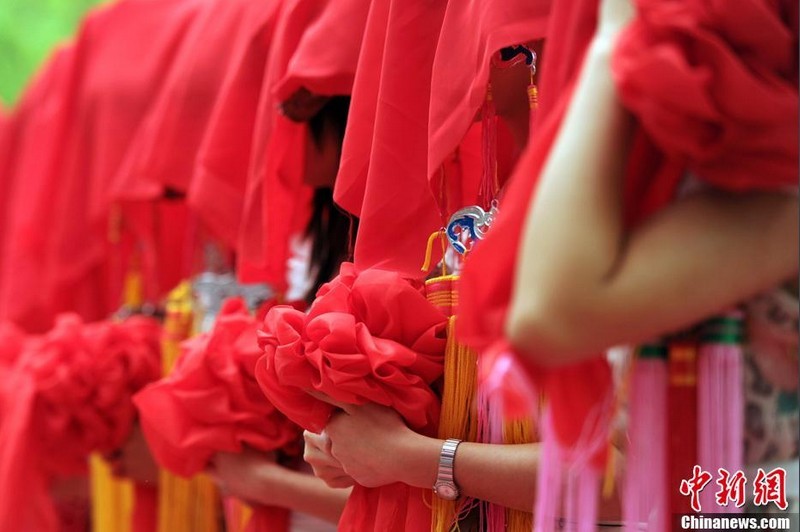 在相親角，情感被市場(chǎng)化和商業(yè)化的文化所滲透，導(dǎo)致了異化。愛、情、美被標(biāo)了價(jià)，人的價(jià)值被分割成若干內(nèi)容和等級(jí)，失去了人作為一個(gè)整體的意義。相親對(duì)象之間的明爭(zhēng)暗斗，一次次‘探底’的企圖和嘗試，也讓真正具有情感內(nèi)容的過程被舍棄了。