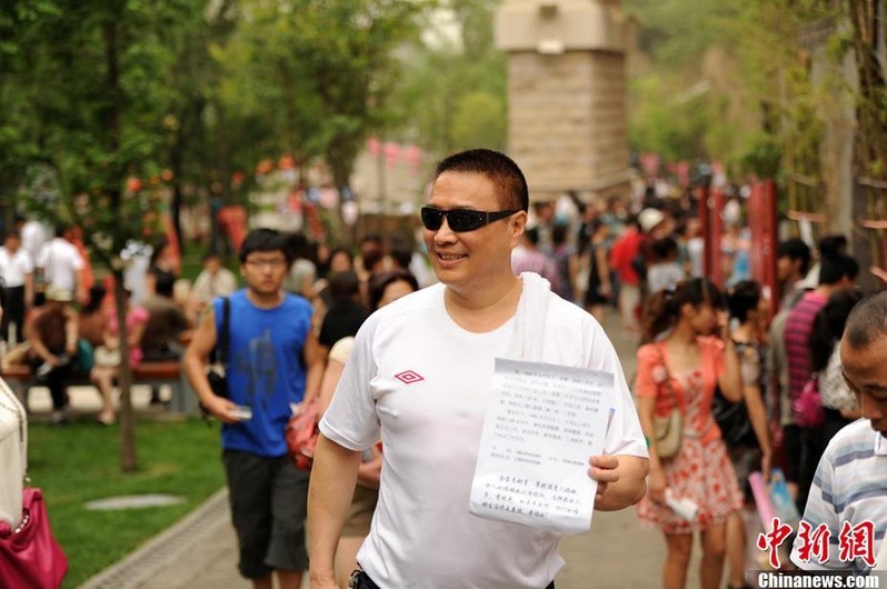 一位家長(zhǎng)說：“到相親角來的，基本都是想打翻身仗！女孩自己掙5000塊的，想找1萬塊的；掙1萬塊的想找兩萬塊的；明明自己家里有房子，還要找個(gè)住在市中心的。男孩也想找比自己強(qiáng)的女孩，最好也有房子，省得以后離婚被揩油……”