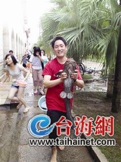 同學(xué)們，抓魚了 圖片來自網(wǎng)友微博