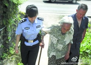民警將吳婆婆送回家。 警方供圖