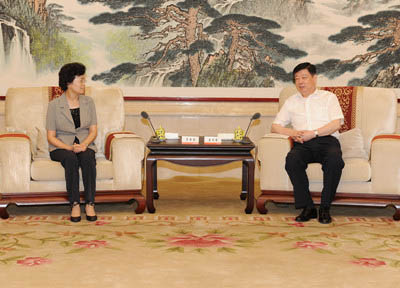 8月5日，山東省委書記、省人大常委會主任姜異康，省委副書記、省長郭樹清會見 國務院婦兒工委副主任、全國婦聯(lián)黨組書記、副主席、書記處第一書記宋秀巖一行。