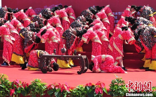 9月1日，一場(chǎng)別開生面的“重溫漢唐風(fēng)”漢式集體婚禮在泉城濟(jì)南舉行，72名新人身著傳統(tǒng)漢服喜結(jié)良緣，并在許愿墻上許下“千年共枕眠，一世永相愛”心愿。圖為新人解纓結(jié)發(fā)。中新社發(fā) 張勇 攝