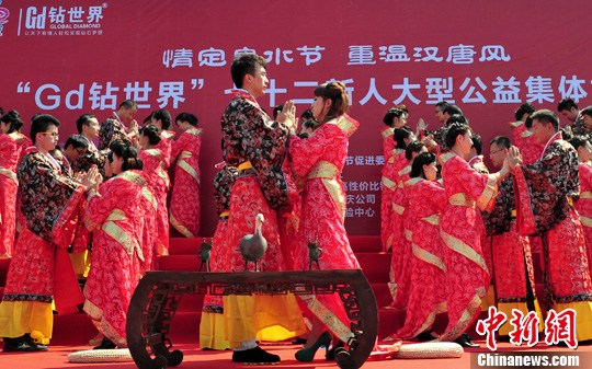 9月1日，一場別開生面的“重溫漢唐風(fēng)”漢式集體婚禮在泉城濟南舉行，72名新人身著傳統(tǒng)漢服喜結(jié)良緣，并在許愿墻上許下“千年共枕眠，一世永相愛”心愿。圖為新人解纓結(jié)發(fā)。中新社發(fā) 張勇 攝